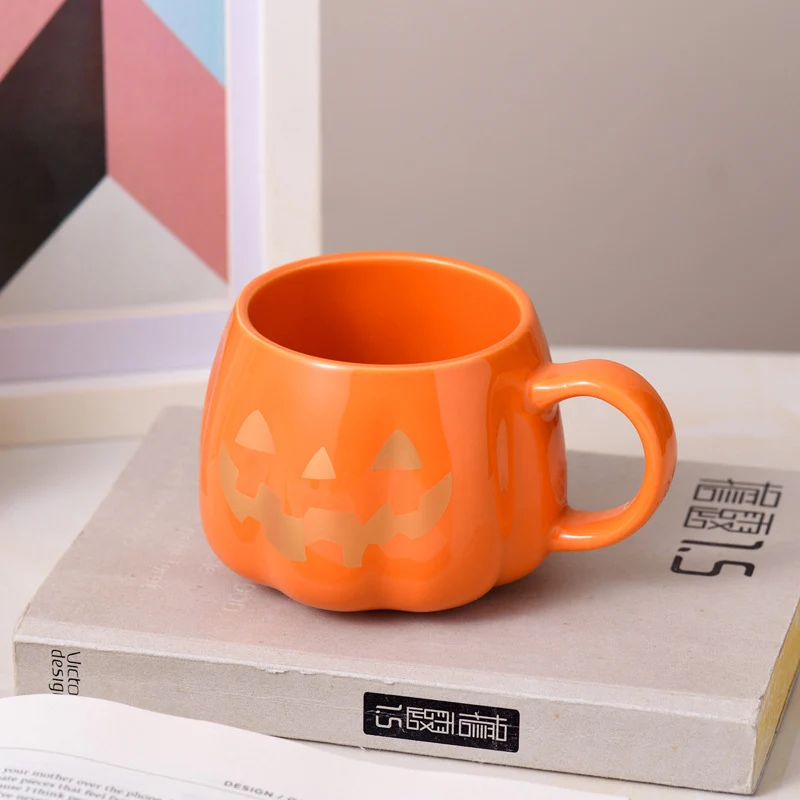 Keramik-Tasse in Kürbisform mit Henkel und geschnitztem Gesicht