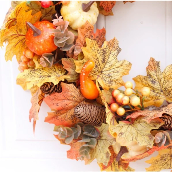 Herbstlicher Türkranz mit künstlichen Ahornblättern, Zapfen und Deko-Kürbissen