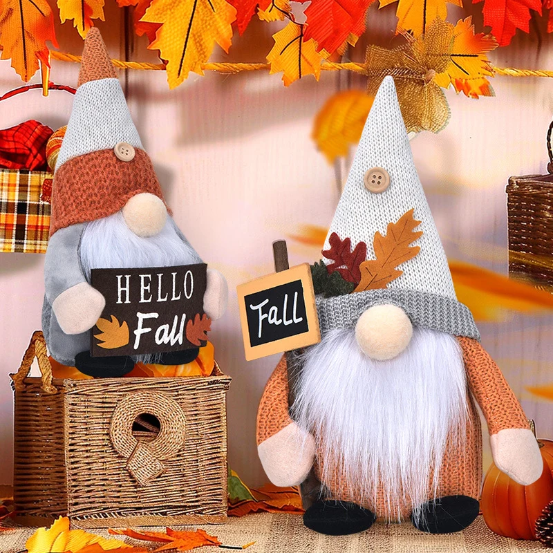 Herbstliche handgefertigte Deko‑Wichtelfigur mit Strickmütze, Filzlaub‑Applikation und Kürbisdetail