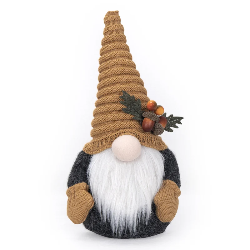 Herbstliche handgefertigte Deko‑Wichtelfigur mit Strickmütze, Filzlaub‑Applikation und Kürbisdetail