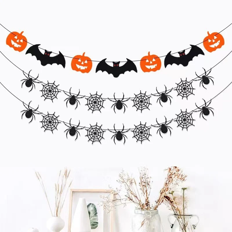 Hängende Halloween-Girlande aus Filz mit Spinnen- und Spinnennetz-Applikationen
