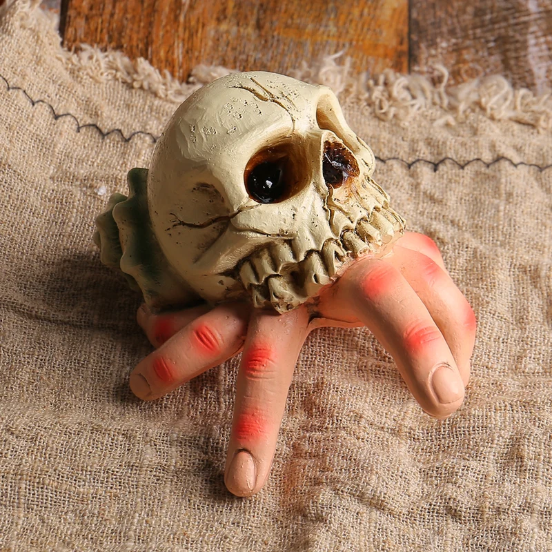Detaillierte Halloween-Dekoskulptur Schädel mit greifender Hand