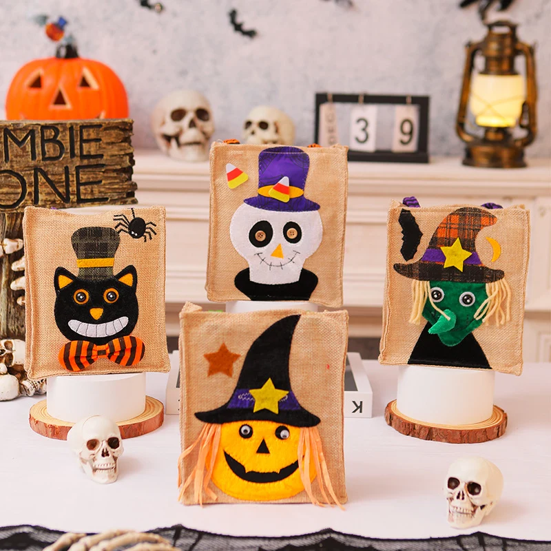 Halloween-Jutetasche mit aufgenähter schwarzer Katze und gestreiften Tragegriffen