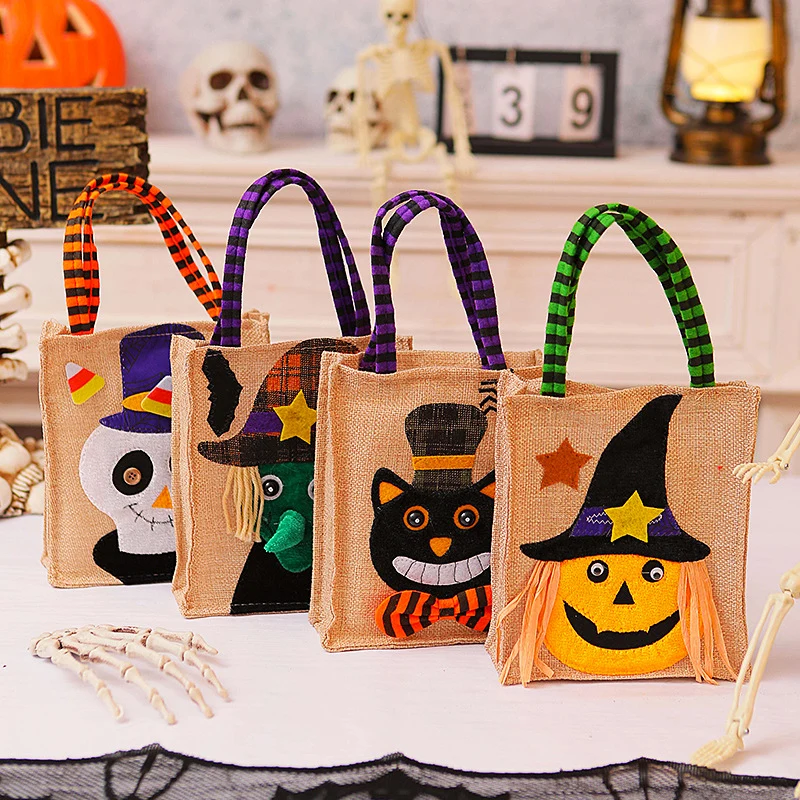 Halloween-Jutetasche mit aufgenähter schwarzer Katze und gestreiften Tragegriffen