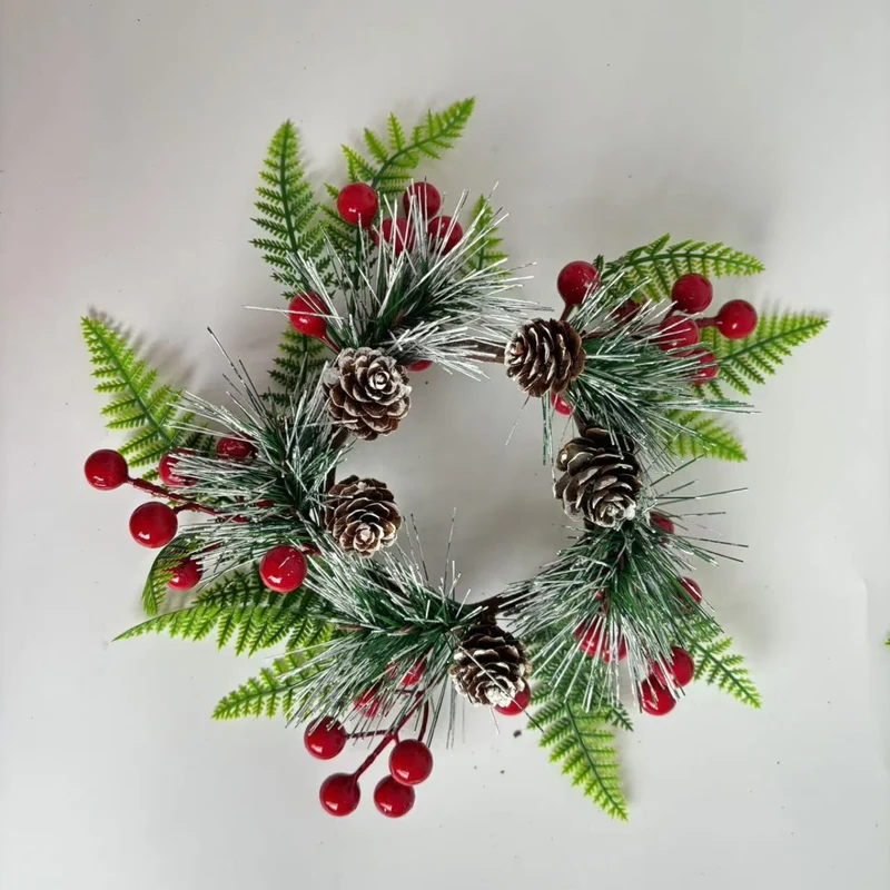 Weihnachtskranz mit Tannenzapfen und roten Beeren