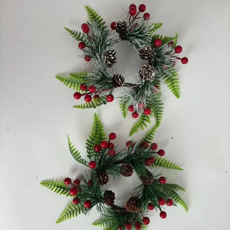 Weihnachtskranz mit Tannenzapfen und roten Beeren