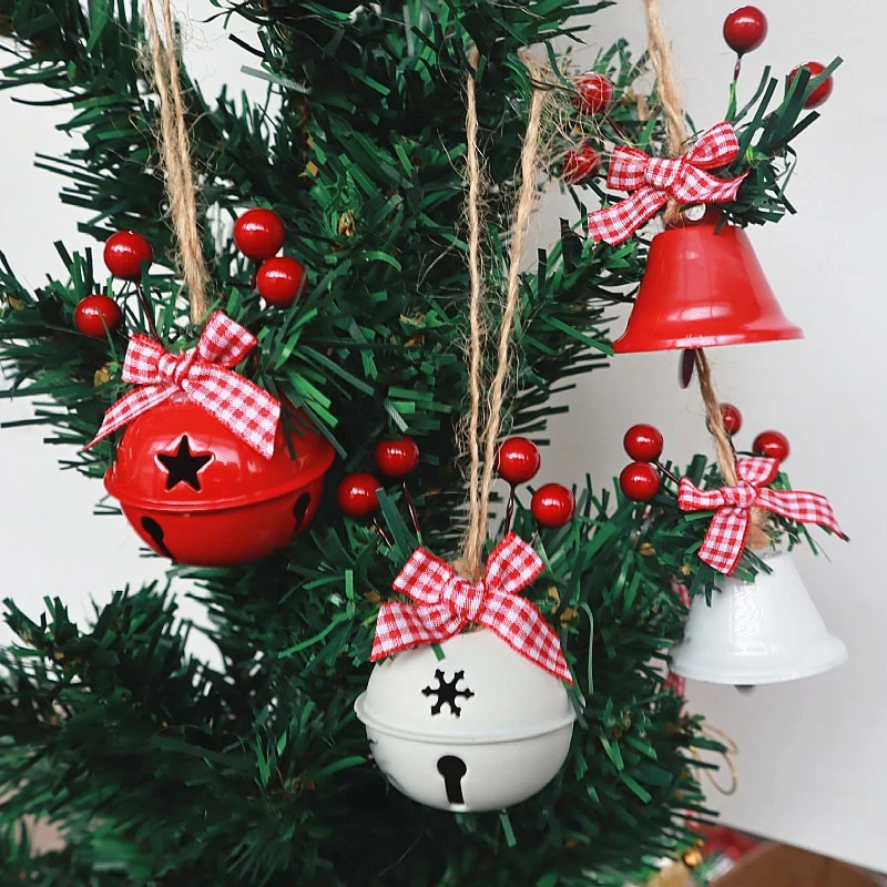 Weihnachtsglocke mit dekorativem Kranz