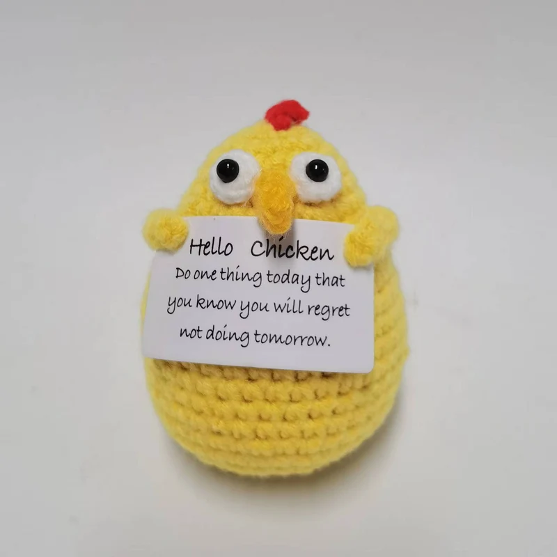 Plüschknuffel mit Weihnachtsmannhut und Schal