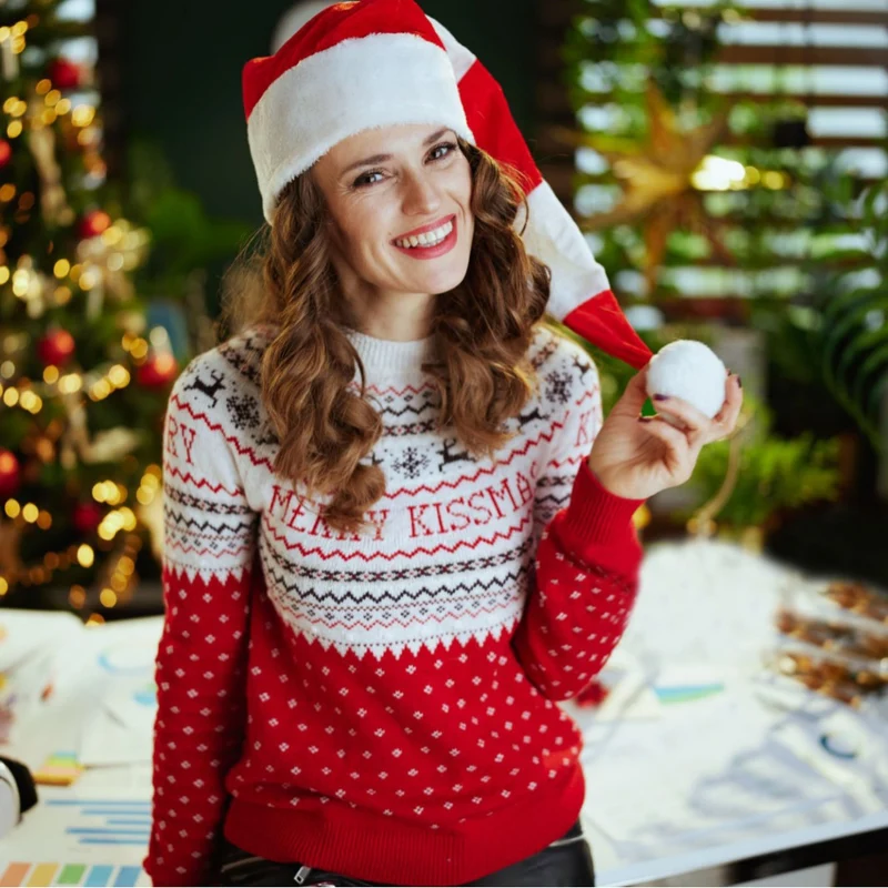 Lange Weihnachtsmütze im gestreiften Design