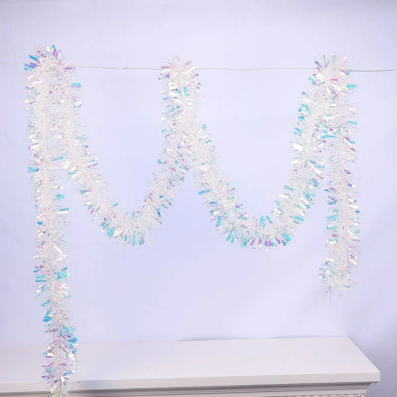 Glitzernde Weihnachtsgirlande mit Schneeflockenmotiven