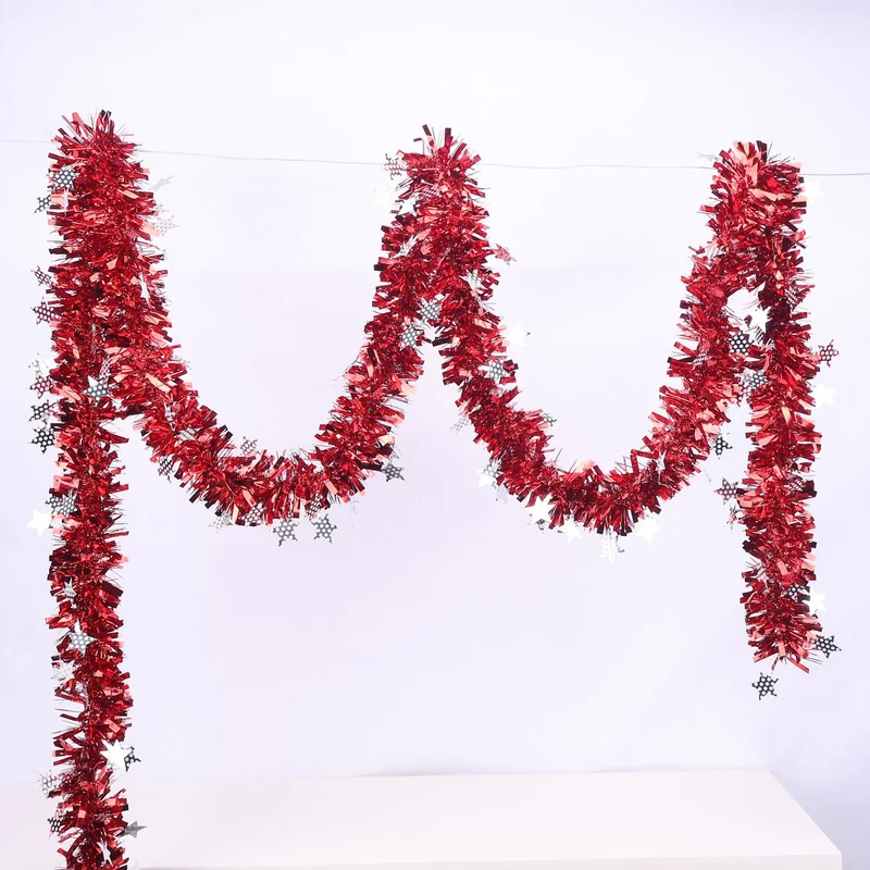 Glitzernde Weihnachtsgirlande mit Schneeflockenmotiven