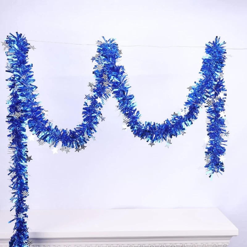 Glitzernde Weihnachtsgirlande mit Schneeflockenmotiven