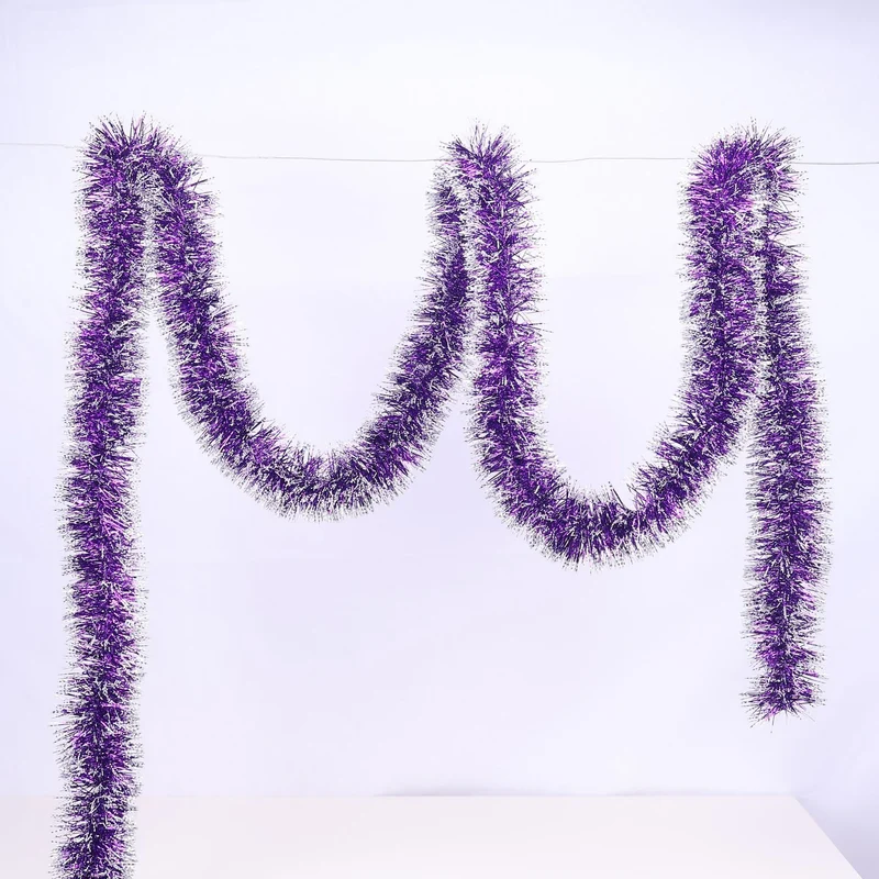 Glitzernde Weihnachtsgirlande mit Schneeflockenmotiven