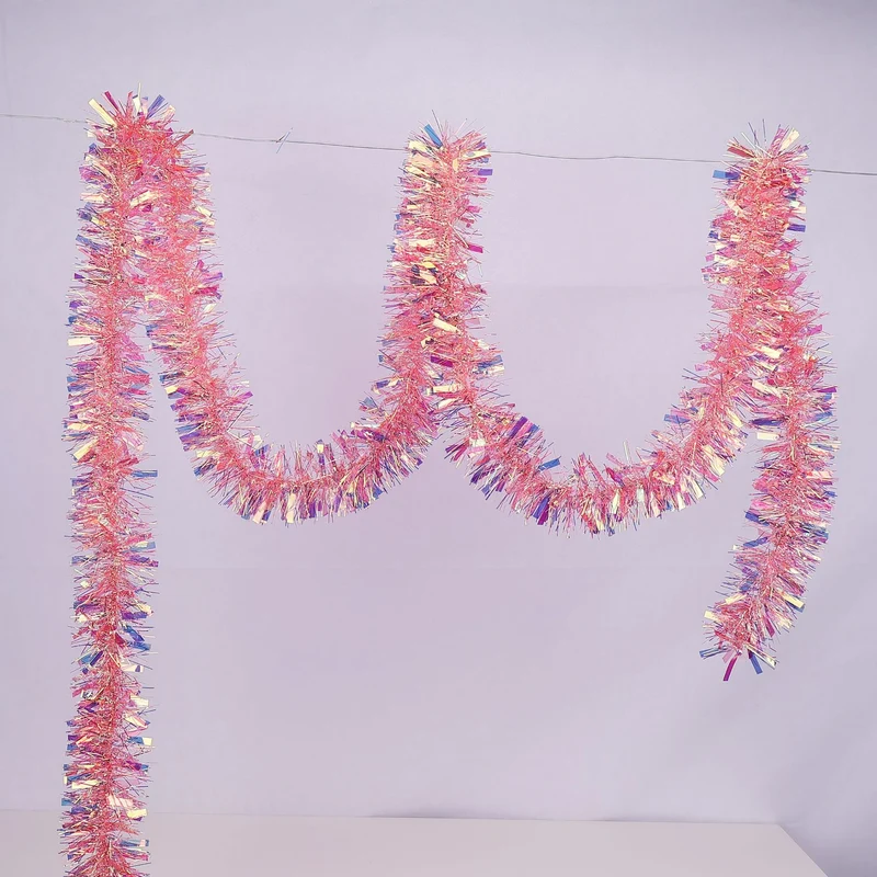 Glitzernde Weihnachtsgirlande mit Schneeflockenmotiven