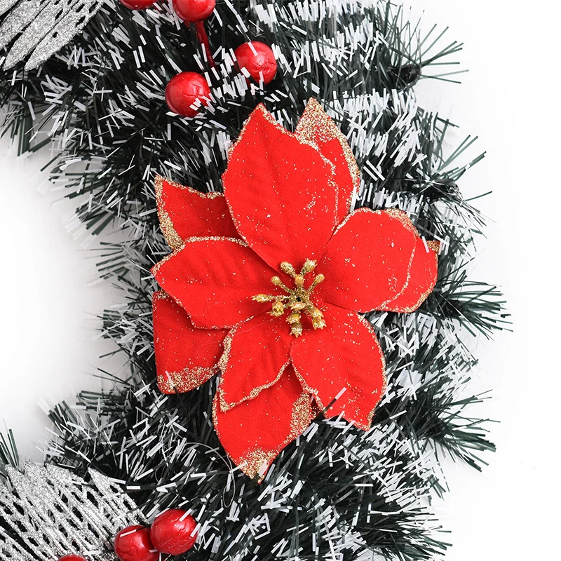 Festlicher Weihnachtskranz mit bunten Verzierungen