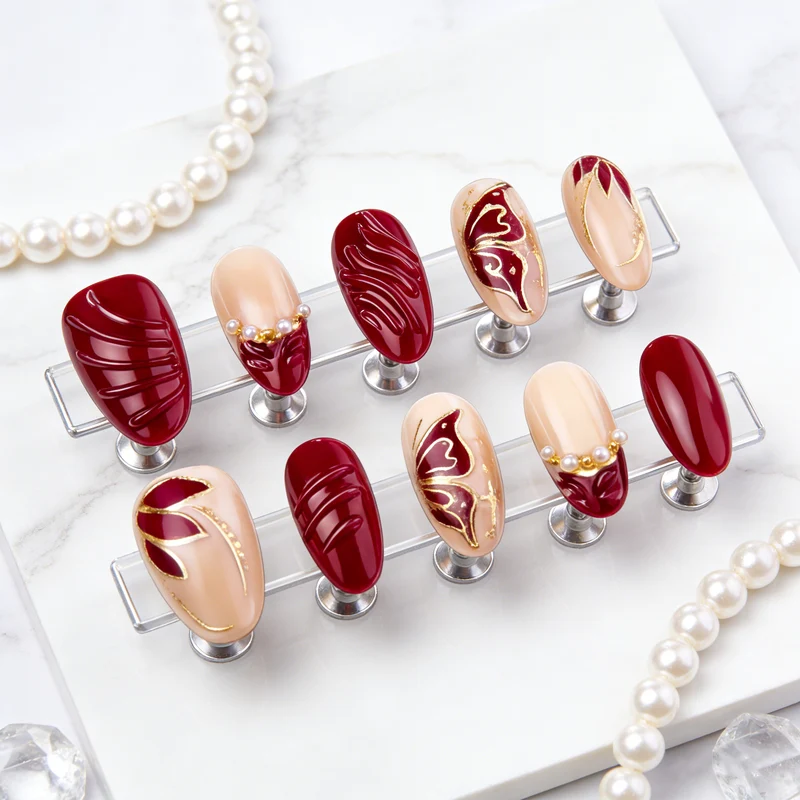 Stilvolles Press-On Nagelset mit eleganten goldenen Akzenten