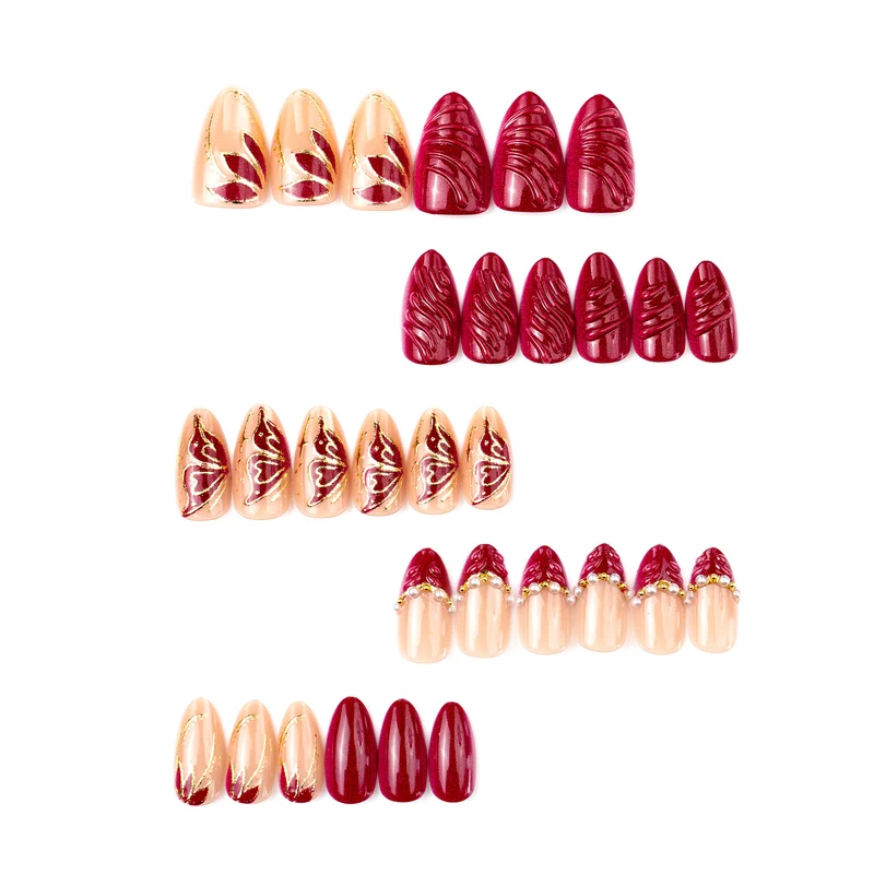 Stilvolles Press-On Nagelset mit eleganten goldenen Akzenten