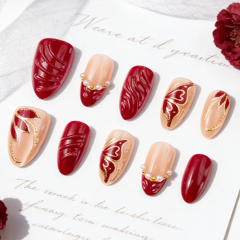 Stilvolles Press-On Nagelset mit eleganten goldenen Akzenten
