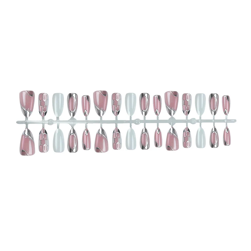 Stylisches Press-On Nagelkunst-Set mit Metallic-Akzenten