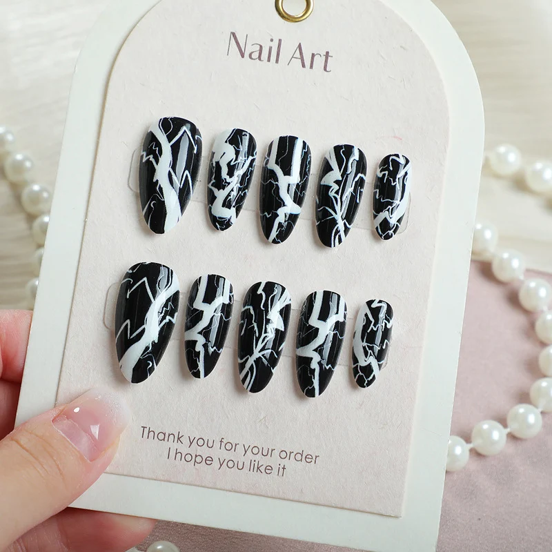 Stylisches Künstlerisches Press-On Nagelkunst Set mit Blitzdesign