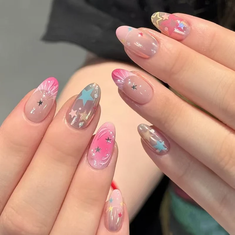 Sternenbedruckte kreative Press-On Nagelkunst