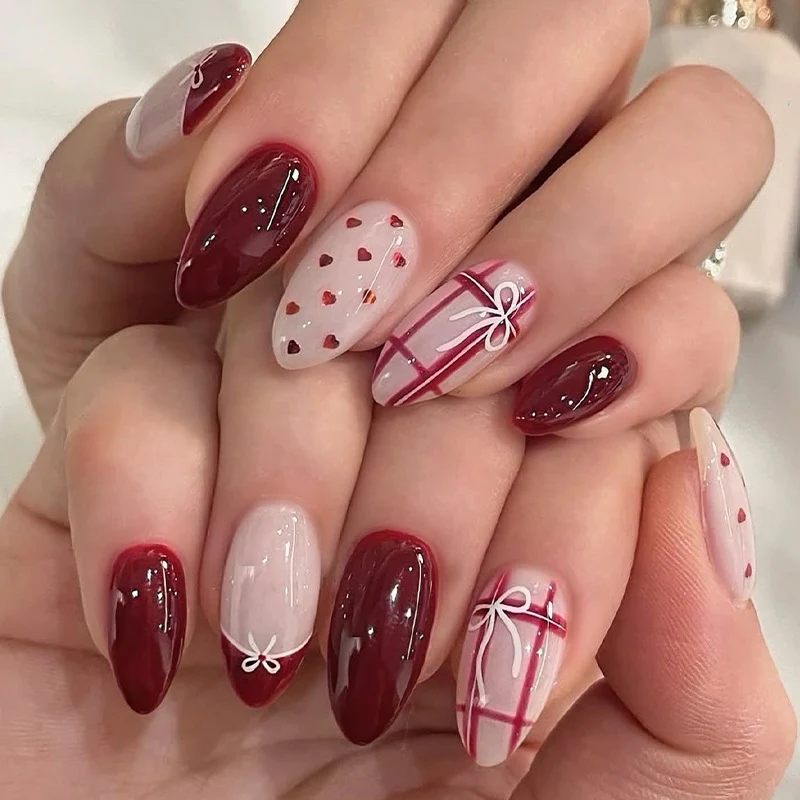 Romantische Herzmuster Press-On Nagelkunst