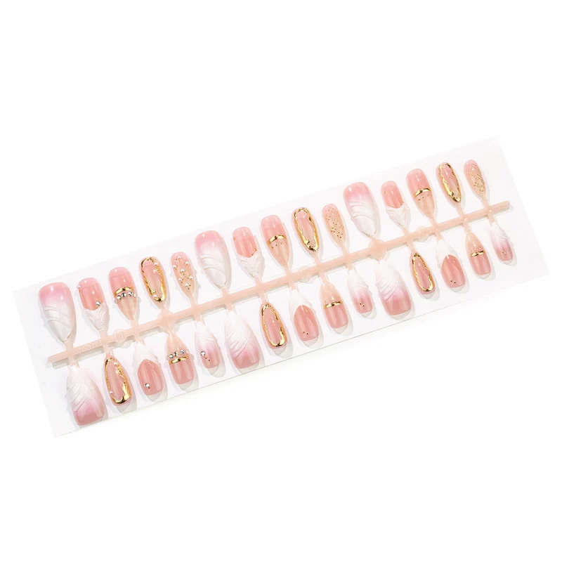 Luxuriöses Designer Press-On Nagelkunst-Set mit goldenen Akzenten