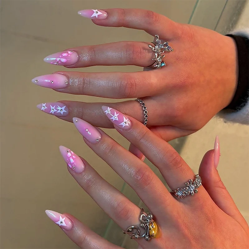 Glamouröse, sternverzierte Press-On-Nagelkunst