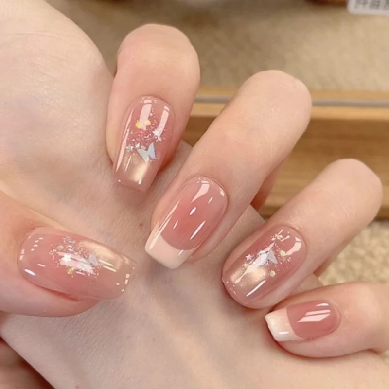 Stylische Press-On-Nagelverlängerungen mit künstlerischen Akzenten