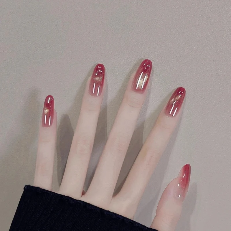 Glänzende Ombre-Nagelverlängerungen mit goldenen Akzenten