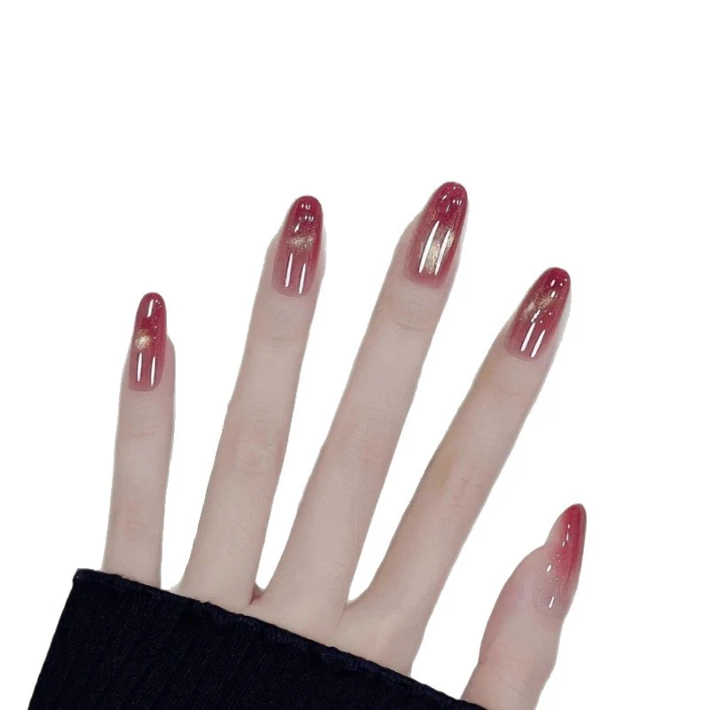Glänzende Ombre-Nagelverlängerungen mit goldenen Akzenten