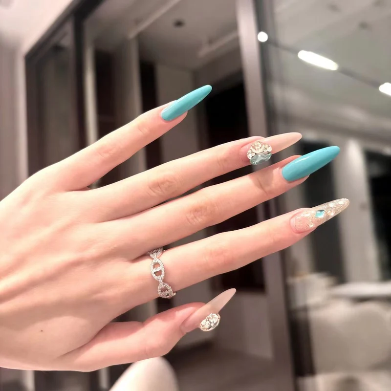 Glänzende elegante Nagelkunst