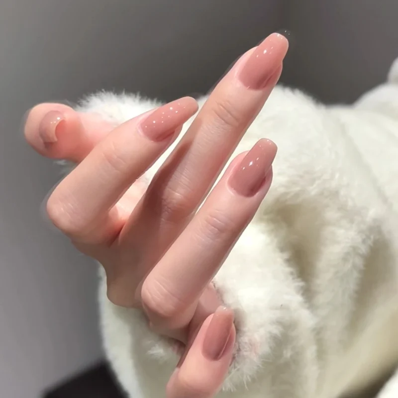 Glänzende mandelförmige Nagelverlängerungen
