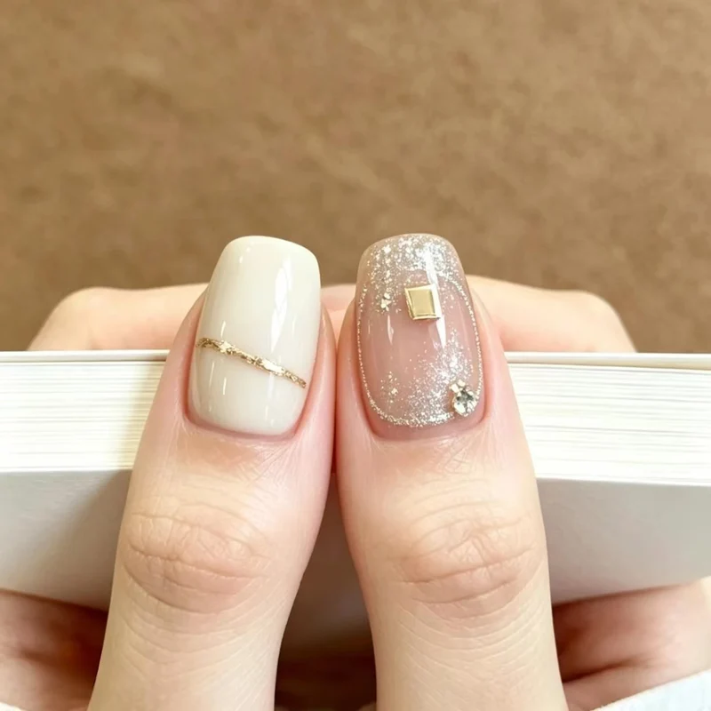 Glitzernde Nagelkunstverlängerungen