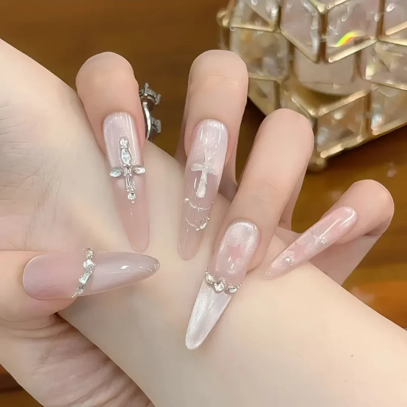 Glamouröse Stiletto-Nagelerweiterungen mit Strass-Akzenten