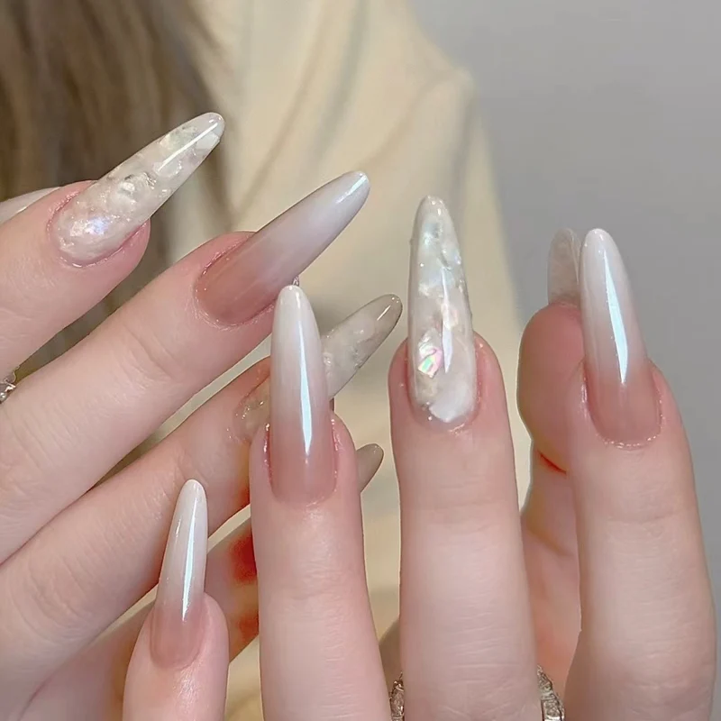 Glamouröse Stiletto-Nagelerweiterungen mit dekorativen Akzenten