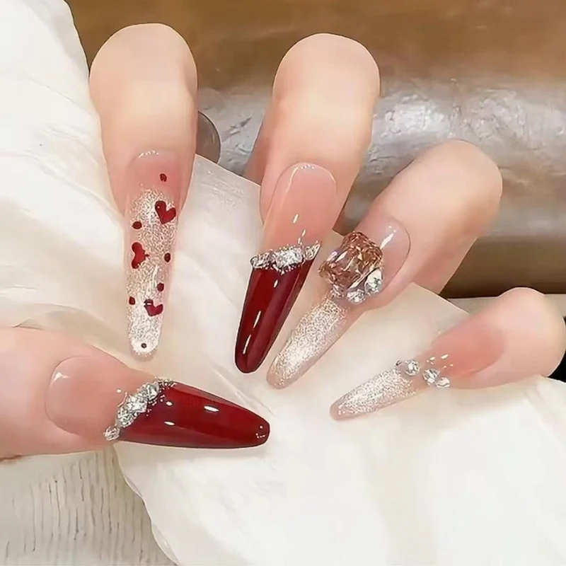 Glamouröse Stiletto Nagelkunstverlängerungen mit Herzakzenten