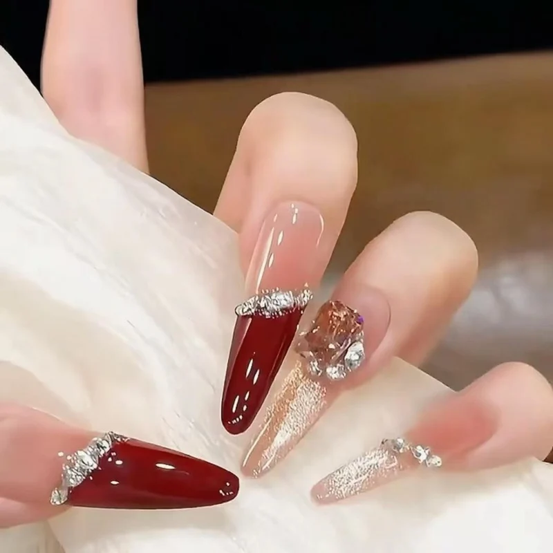 Glamouröse Stiletto Nagelkunstverlängerungen mit Herzakzenten