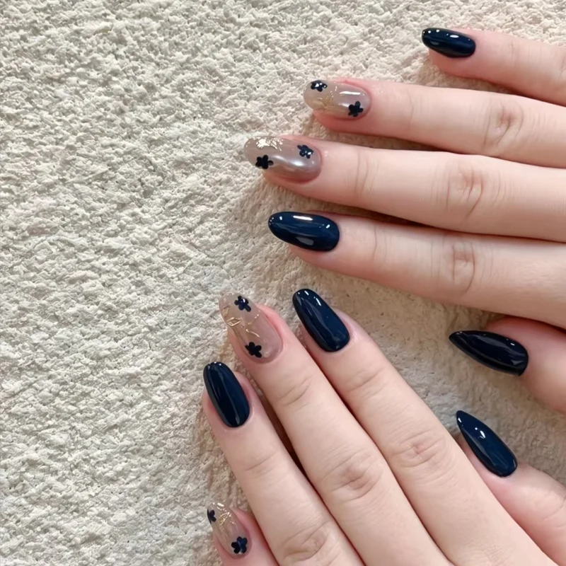 Blumige dekorative Nagelverbesserungen