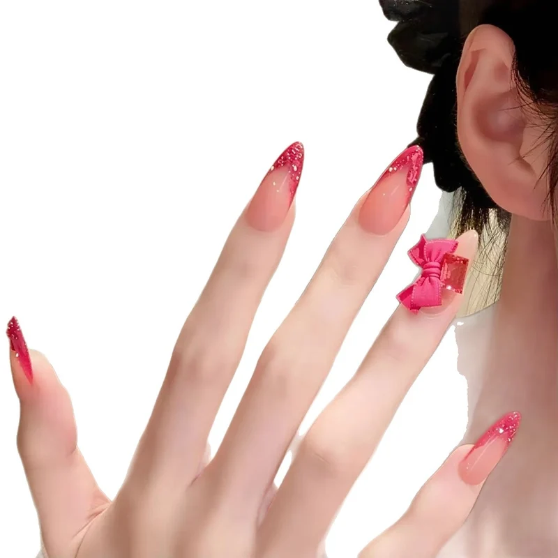 Elegante Stiletto-Nagelverlängerungen mit Strassakzenten