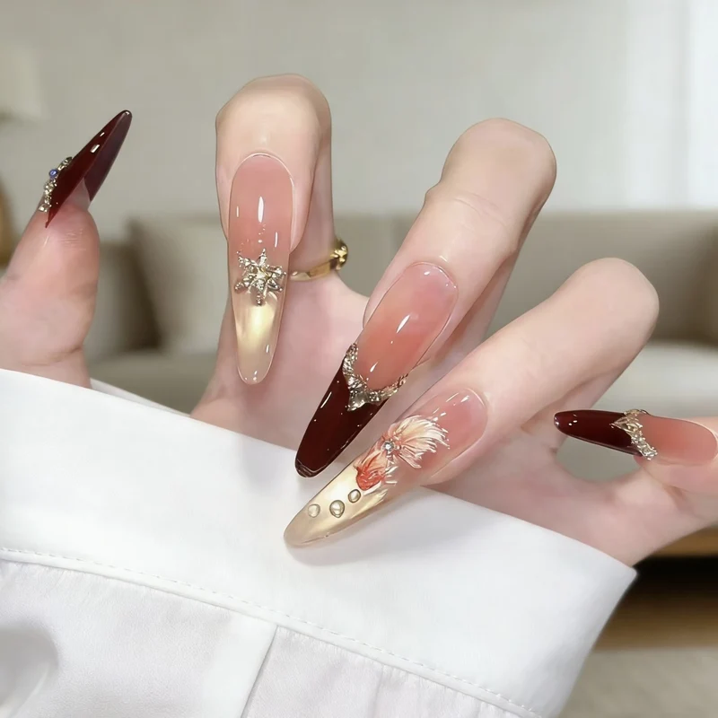 Elegante Stiletto-Nagelkunst-Erweiterungen mit dekorativen Akzenten