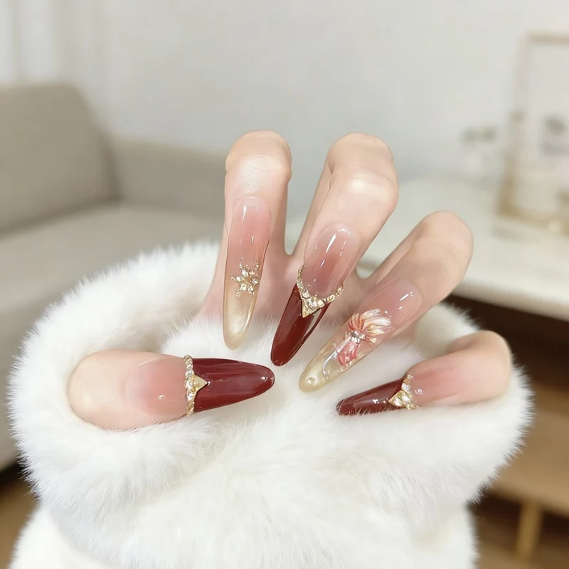 Elegante Stiletto-Nagelkunst-Erweiterungen mit dekorativen Akzenten