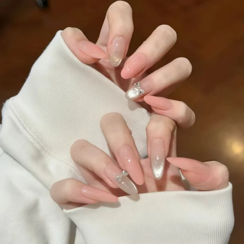 Elegante Nagelverlängerungen mit Schmetterlingsakzenten