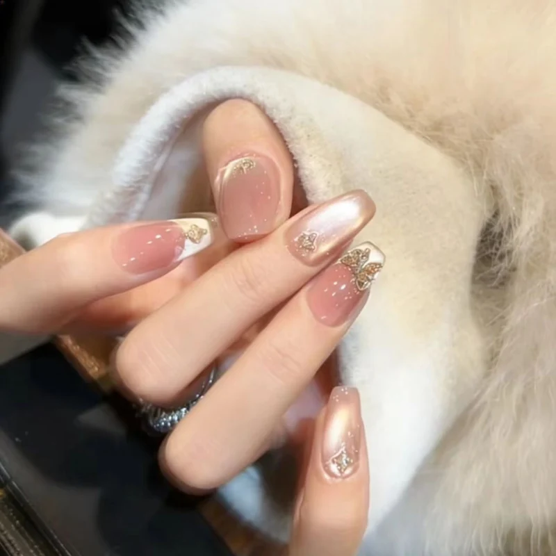 Elegante dekorative Nagelerweiterungen
