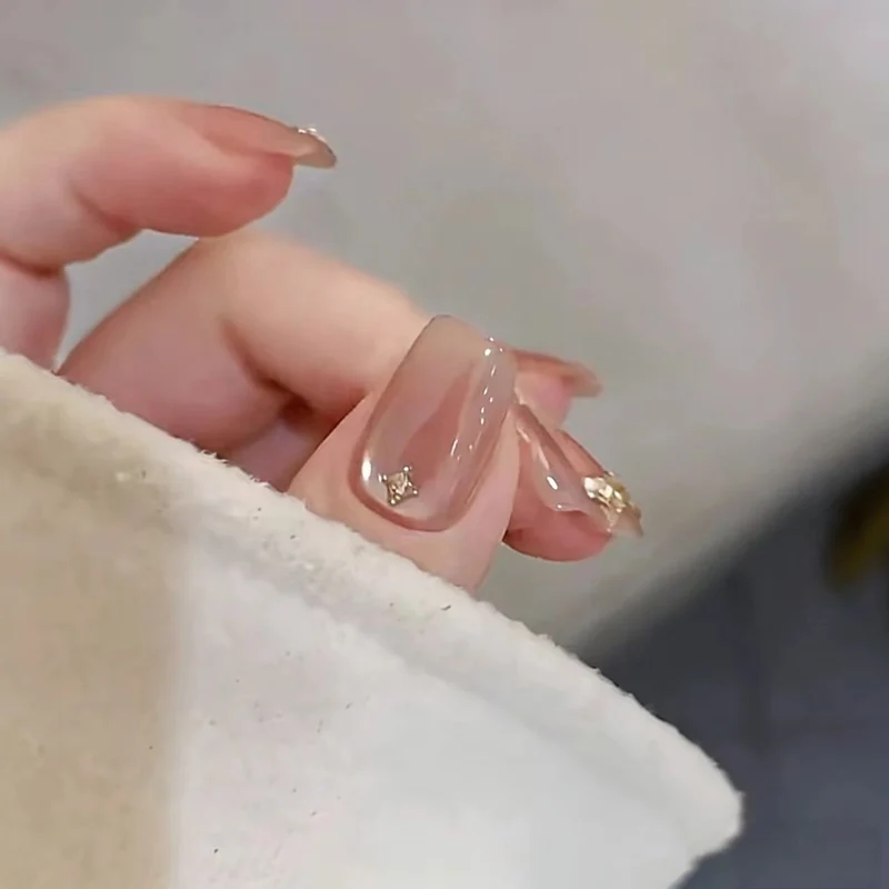 Elegante dekorative Nagelerweiterungen