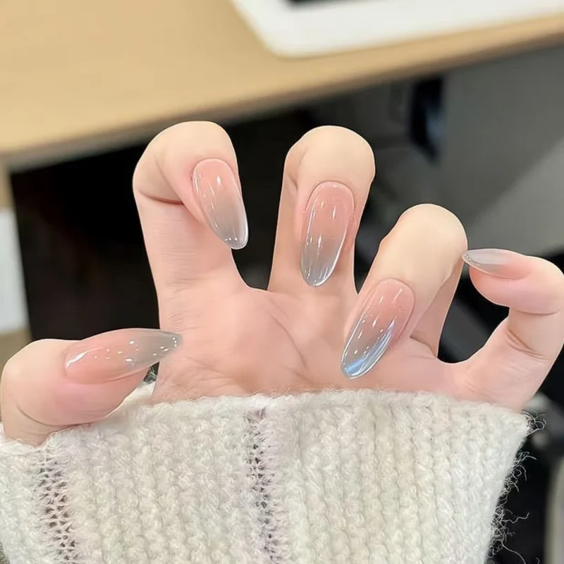 Elegante mandelförmige Nagelverlängerungen