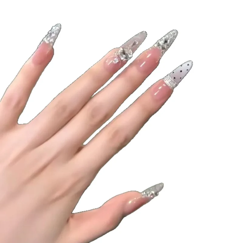 Dekorative Stiletto-Nagelkunstverlängerungen mit Kristallakzenten