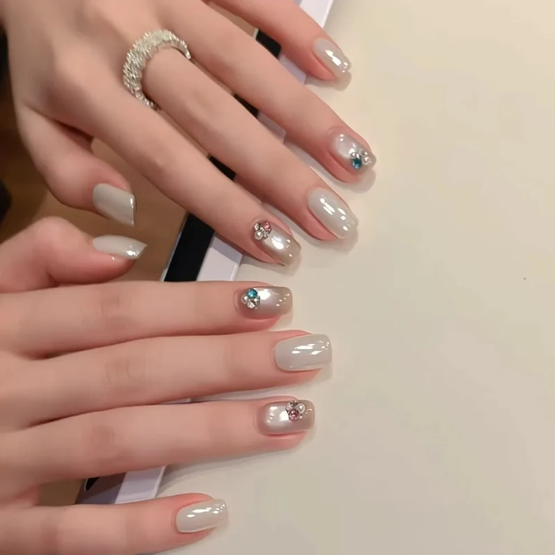 Dekorative Nagelkunstverlängerungen mit Kristallakzenten