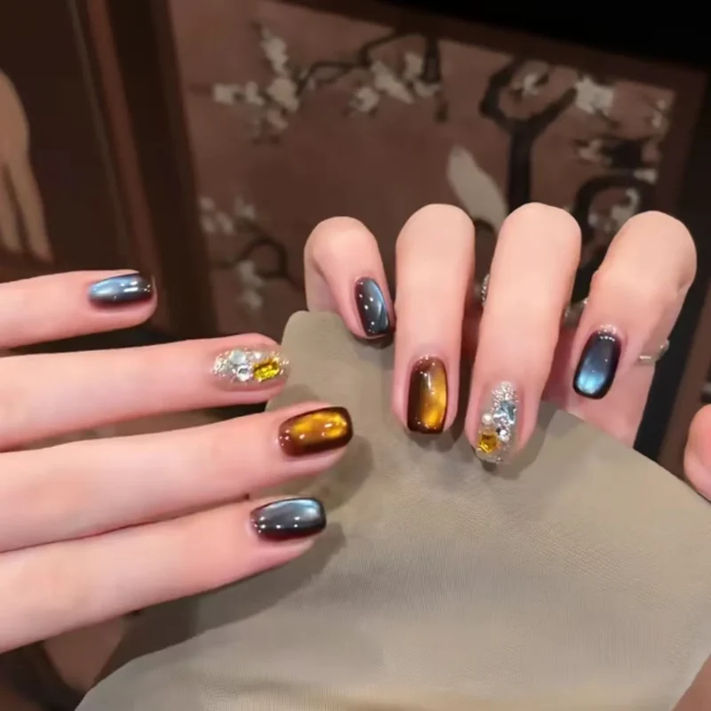 Künstlerische Ombre Nagelverlängerungen mit metallischen Akzenten