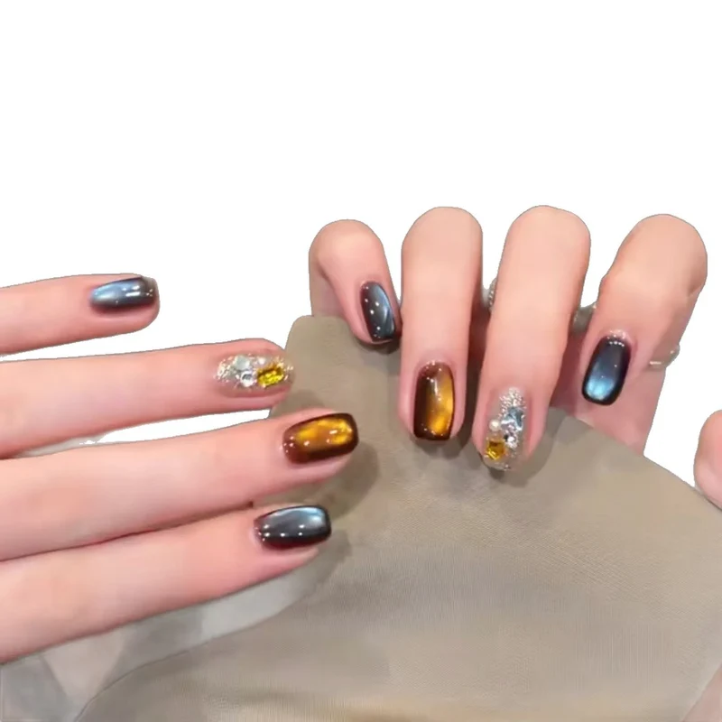 Künstlerische Ombre Nagelverlängerungen mit metallischen Akzenten